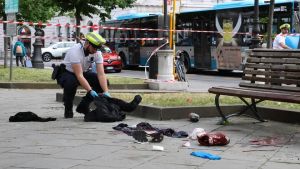 Trieste, è caccia a due uomini per l’accoltellamento in piazza Libertà