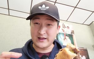 (VIDEO) Chicago Bully Picks Wrong Food Vlogger at Iconic Mr. Beef, Viral Showdown Explodes Online