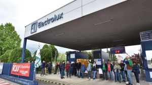 Piano da 1700 esuberi alla Electrolux sciopero e picchetti a Susegana: «A rischio il futuro della fabbrica»