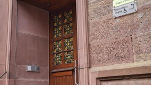 Betrunkener Fahrgast schlägt Taxifahrer – Bewährungsstrafe vor Gericht