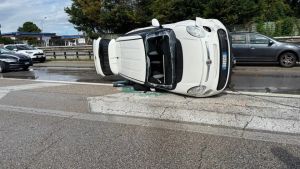Auto si capovolge sulla tangenziale di Padova Est: traffico in tilt