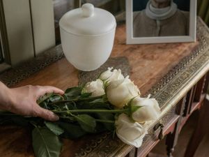 Con il racket sul caro estinto muore l'umanità