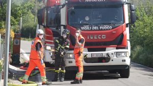 Incendio in una ditta di vernici a Pogliano Milanese: un operaio in ospedale