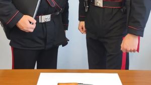 Lignano, controlli sul trasporto pubblico: passeggero abbandona un coltello sul bus alla vista dei carabinieri