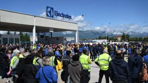 Crisi Electrolux, la protesta dei lavoratori davanti ai cancelli di Porcia: «È una carneficina»