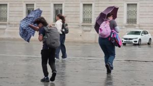 Pioggia e vento, a Trieste volano gli ombrelli: passanti spostati dalle raffiche di bora e costretti a trovare un riparo