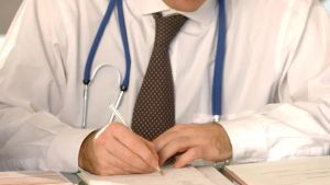 Assenze dall’ambulatorio per malattia: ginecologa accusata di truffa e falso