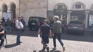 Masterchef a Padova, lo chef Locatelli a passeggio per il centro: 