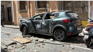 Livorno, crollo nel quartiere Venezia: auto sotto le macerie e strada chiusa – Soccorsi sul posto