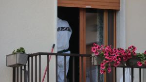 Dà fuoco all'appartamento e muore carbonizzato dopo un litigio con la compagna
