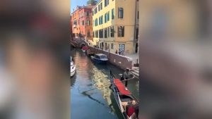 Ecco il gondoliere calciatore, mattatore del pomeriggio a calcio tra ragazzini a Venezia