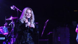 Bonnie Tyler liegt nach Notoperation im Koma: Was passiert mit ihrem Auftritt unterm Hohentwiel?