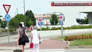 Accoltella l’operatore della Caritas e fugge: giovane ricercato