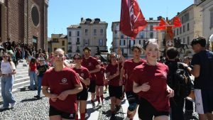 Caccia al tesoro intercollegiale, tra cori e fumogeni centinaia di studenti colorano Pavia