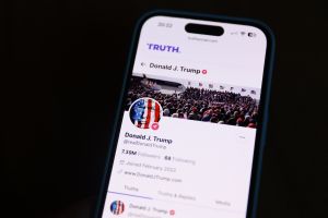 Trump’s 1-Hour Posting Frenzy Fuels Questions About His Mental Fitness