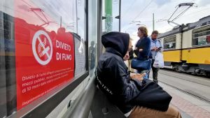 Milano città senza fumo: polemica in Comune sul divieto assoluto, malumori anche in maggioranza