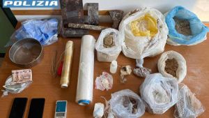 Arrestato il chimico dell’eroina. Il laboratorio nel bagno blindato e quella battuta amara: “Avete fatto bingo”