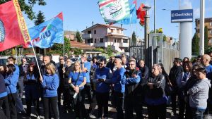 Tagli alla Electrolux, Solaro si ferma. La rabbia dei lavoratori in piazza: “Piano irricevibile, pronti alla lotta”