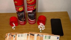 Dosi di cocaina nelle bombolette spray, arrestato