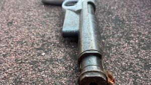 Una pistola abbandonata nell’ex campo sportivo, è giallo