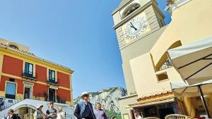 Capri, scontro tra titolari dei bar e sindaco sull'apertura obbligatoria. Atteso il «verdetto» del Tar