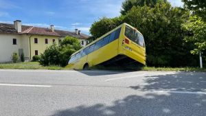 Susegana, scuolabus finisce in un fossato: autista ferito