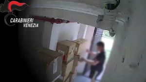 Furto da Artigiani Veneziani, i carabinieri incastrano la banda: il video
