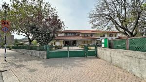 Incidente sfiorato fuori dalla scuola Vivaldi a Montegrotto: «Situazione pericolosa»