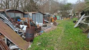 Follina, ferro e automobili dismesse: sequestrata una discarica abusiva