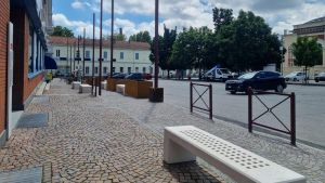 Piazza Freguglia, non solo auto: ecco otto panchine e sei fioriere