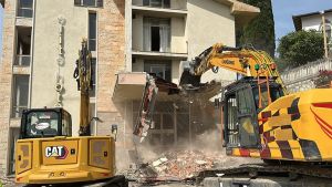 Giù l’hotel Elite di Galzignano: scatta la demolizione della struttura, abbandonata da 30 anni