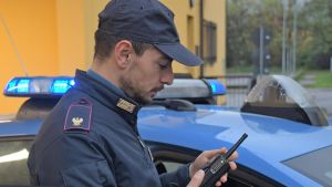 Rapina, botte a parcheggiatore e minacce alla polizia: chiesta revoca dell’asilo politico, per il 24enne scatterà l’espulsione