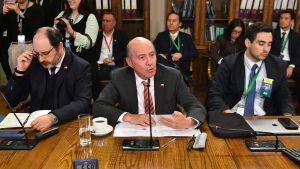 La mesa donde nadie se mueve. Por Paulo Hidalgo