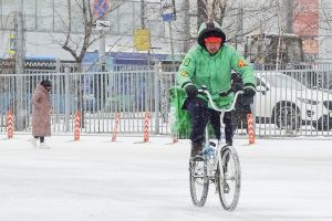Налог на бедность: поддержать инженеров предложено за счет курьеров