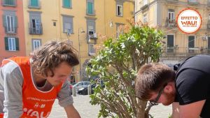 Napoli, i giovani che ripuliscono la città senza chiedere nulla: l’esempio civile di WAU Napoli