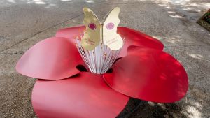 Alla Reggia di Caserta una panchina-camelia contro la violenza di genere