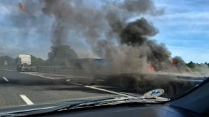 Tir in fiamme lungo il raccordo autostradale: rallentamenti a Duino
