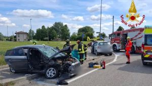 Scontro fra auto, due donne incastrate tra le lamiere: ricoverate in ospedale