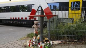 Nach dem Tod einer Vierjährigen am Bahnübergang: Bürgermeister fordert kindersichere Schranken