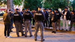 Controlli straordinari in piazza Libertà a Trieste: identificati e perquisiti tutti i migranti