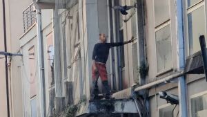 Mestre, scoperto mentre cerca di entrare in casa: ladro acrobata tenta la fuga ad alta quota