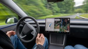 Selbstfahrende Teslas bringen Schüler und Senioren ans Ziel