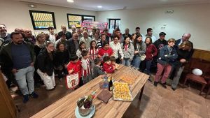 José Riestra, muy emocionado y al borde de las lágrimas en su 'regreso' a Panes, la tierra de sus abuelos: 