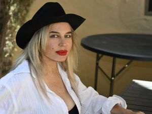 I dossier, il tariffario su file Excel, i pagamenti «in nero», così i poliziotti infedeli rubavano e rivendevano i dati dei vip. Tra gli spiati Lory Del Santo e Alex Britti