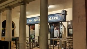 Fuggono dal pub senza pagare: inseguiti dallo staff e fermati