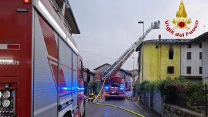 Incendio in abitazione a Maniago, fiamme sul tetto: evacuata un’anziana