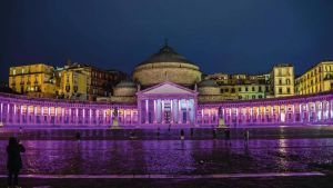 Giro d'Italia a Napoli, la città si tinge di rosa per l'arrivo della dei ciclisti al Plebiscito