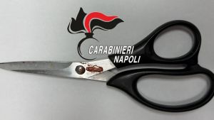 In ospedale con ferite al petto, gambe e schiena: «Mio marito mi ha colpito con le forbici». L'uomo è stato arrestato