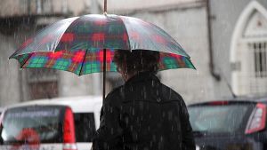 E’ maggio, ma sembra ottobre. Meteo Toscana: pioggia, vento e neve in Appennino. Ma tra poco (forse) cambia tutto