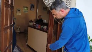 A tu per tu con il ladro, proprietaria sotto choc: «Mi ero appena svegliata, l’ho trovato in salotto»